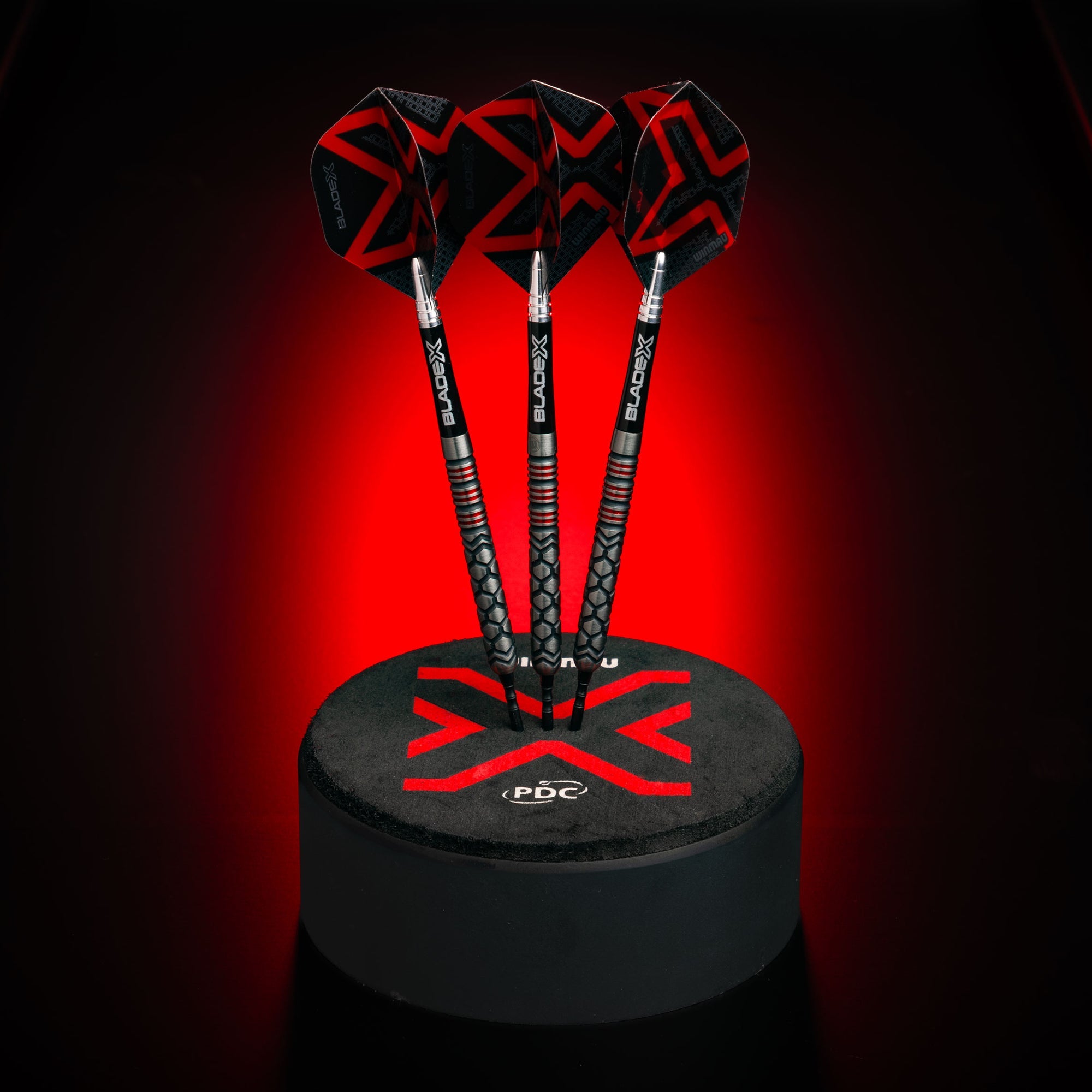 winmau-blade-x-prism-delta-metallic-black-red-ailettes-standard-x3 image 4